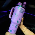 🔥40OZ Stitch Cup 1200ML 🥰 Straw Topper as Free Gift🎁 – Bild 2